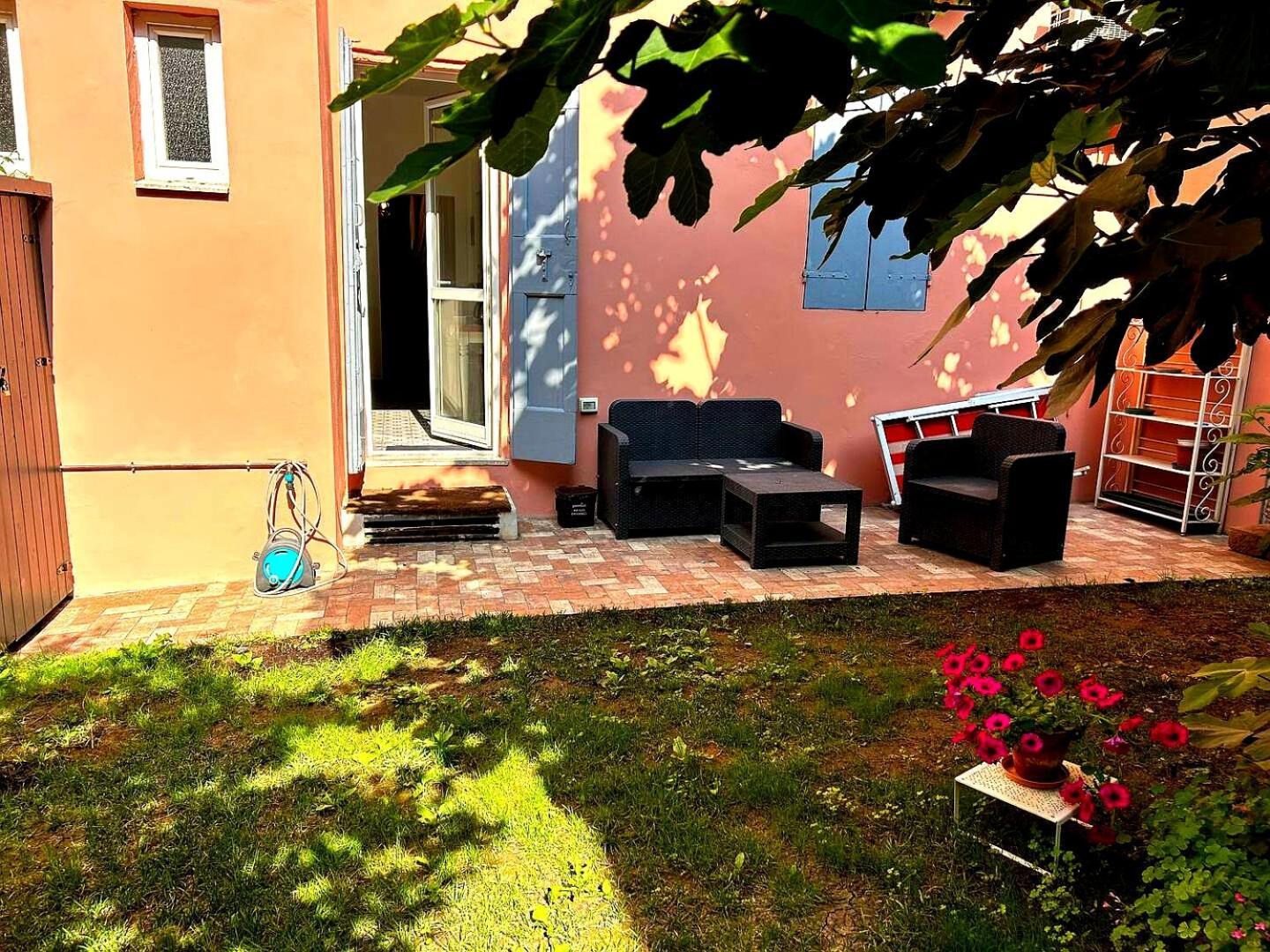Oasis In The Center With Garden - Up To 5 Guests — Photos 1