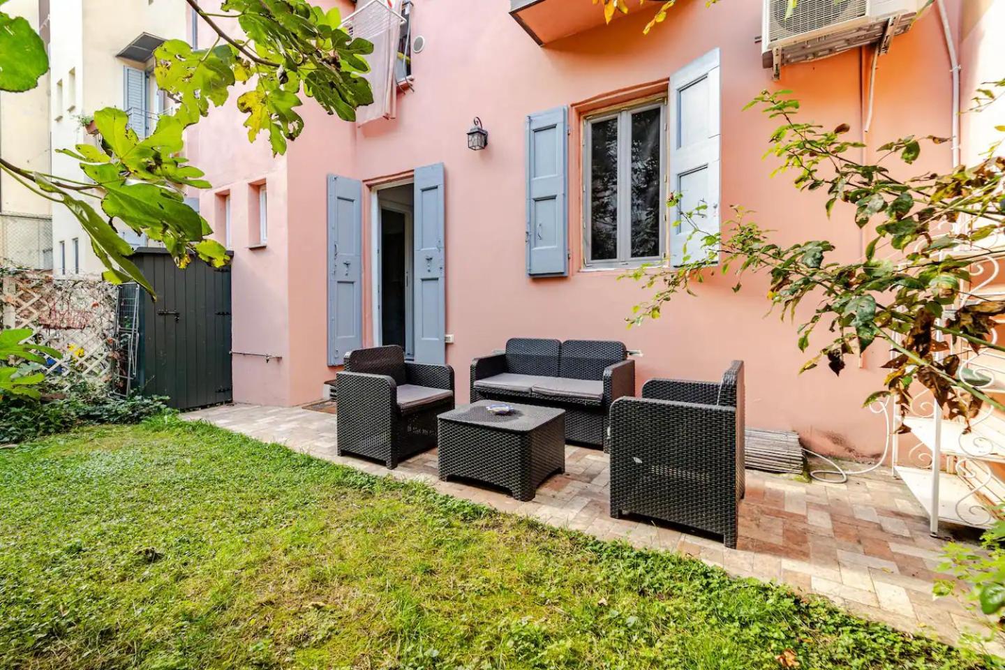 Oasis In The Center With Garden - Up To 5 Guests — Photos 3