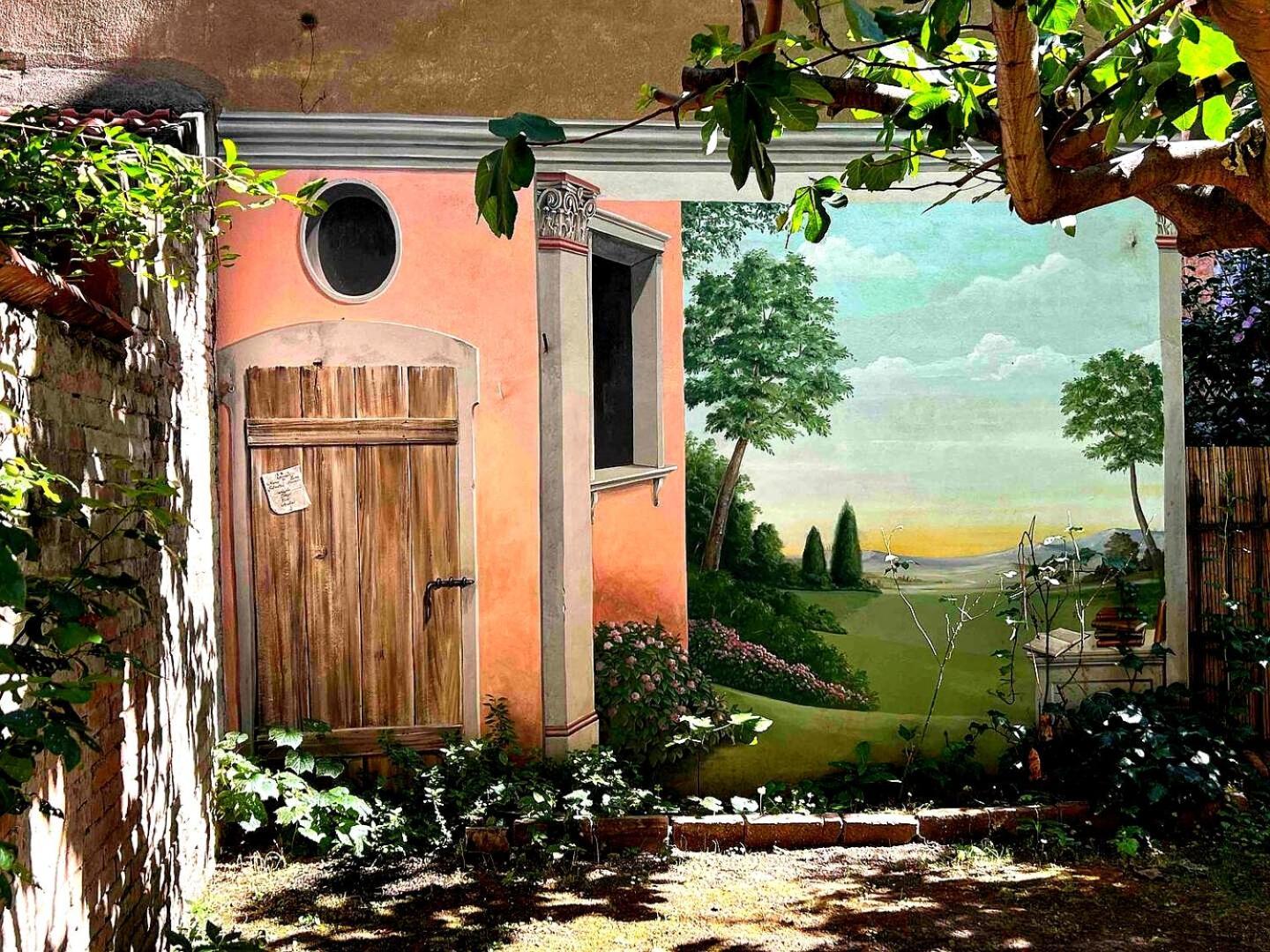 Oasis In The Center With Garden - Up To 5 Guests — Photos 2